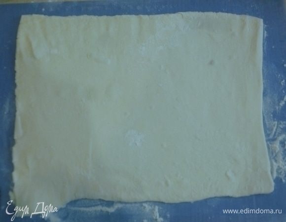Тесто раскатать (у меня получилось 2 куска где-то 20х35 см).