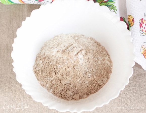 Конвертиков получается на выходе больше, чем начинки. Но мне кажется, из меньшего количества муки будет неудобно месить тесто. Да и конвертики настолько универсальны, что их можно съесть, как армянский лаваш, с абсолютно любой начинкой. Муку (льняную и пшеничную) берем в равных пропорциях. Предварительно оба вида муки просеять и смешать.