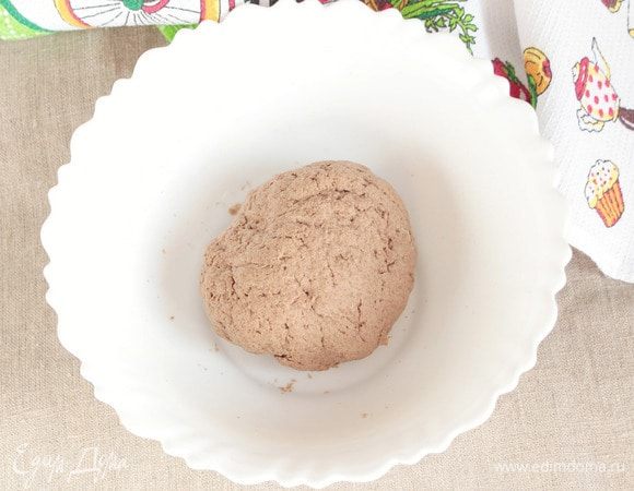 Влить необходимое количество воды, чтобы вымесить нетугое, эластичное тесто, не липнущее к рукам или липнущее совсем чуть-чуть. Готовое тесто завернуть в пищевую пленку или мешочек и дать «отдохнуть» 20–30 минут.