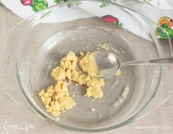 Соус приготовить достаточно быстро в микроволновой печи. Потребуется максимум минут 5. В емкость, предназначенную для использования в микроволновой печи, налить растительное масло (2 ст. л.). Нагреть масло в микроволновой печи на максимальной мощности (мощность моей — 800 Вт) примерно 30–50 секунд. В масло добавить предварительно просеянную кукурузную муку (4 ст. л.), тщательно перемешать. 