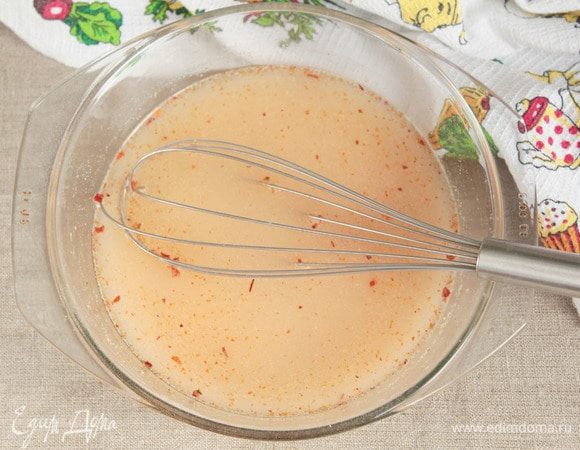 Влить чуть горячеватую воду (400 мл), тщательно перемешать венчиком, чтобы не было комочков. Добавить молотые паприку сладкую (1 ст. л.) и перец кайенский (1/3 ч. л.), по вкусу соль. Перемешать. 