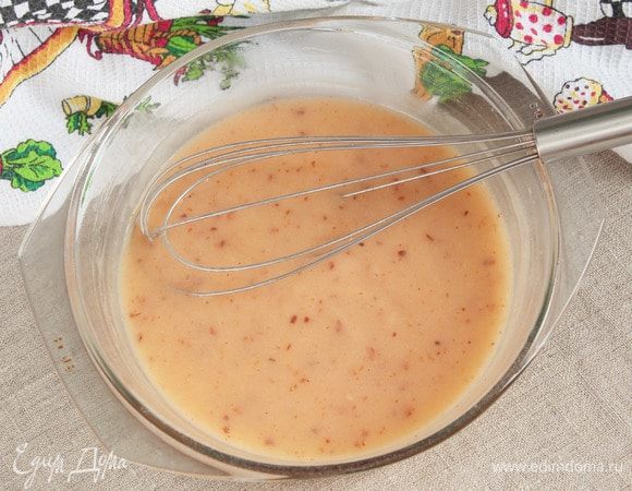 Варить соус до густоты в микроволновой печи на максимальной мощности 2–3 минуты. Через каждую минуту останавливать и перемешивать. 