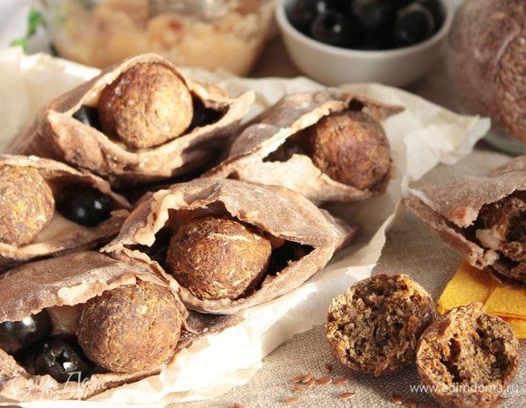 Сделать на одной стороне конвертика по всей длине надрез. Налить в конвертик пару-тройку чайных ложечек соуса, овощной шарик, соус и снова шарик. Шарики можно, по желанию, разрезать на две половинки. Можно дополнить зеленью или свежим огурчиком. Нам было вкусно даже с одними оливками в качестве дополнений. Фастфудные конвертики с овощными шариками готовы!