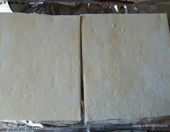 Разморозить тесто. 