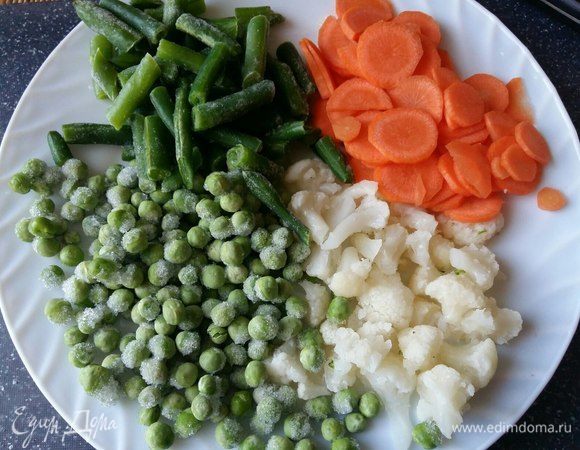 Подготовить овощи для закладки. Зеленый горошек, зеленую стручковую фасоль, цветную капусту и морковь 1шт., нарезанную колечками. Можно, конечно, добавить овощи, которые нравятся вам, просто у нас именно эти овощи всегда есть в доме:)