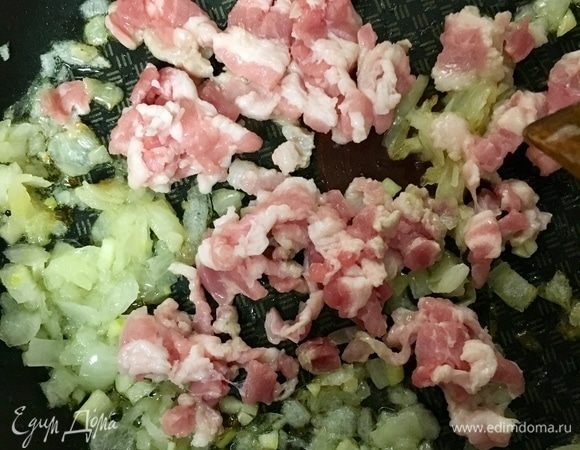 Посмотрим, как там у нас дела на сковороде у лука и чеснока. Как только овощи зазолотились, необходимо к ним отправить бекон, мелко нарезанный. Перемешиваем. Понадобится пару минут, чтобы бекон поджарился. Затем снимаем сковороду с огня.