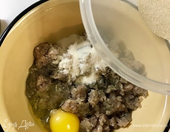 Теперь в миске соединяем все ингредиенты для будущих котлет: рыбий фарш, поджаренный лук, чеснок и бекон. Всыпаем пару столовых ложек манной крупы. Манка придаст пышность нашим котлеткам. Солим и перечим по вкусу.