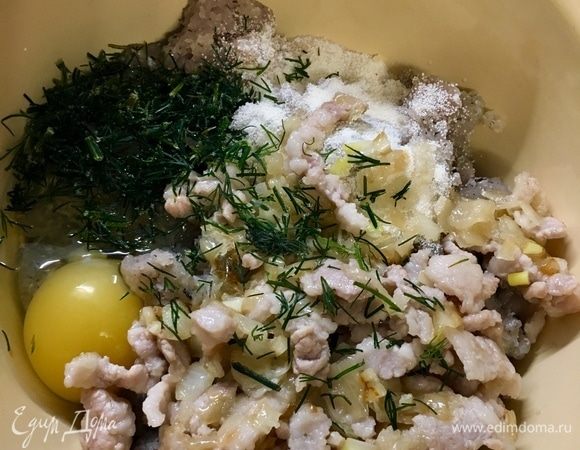 Вбиваем одно яичко и еще я обязательно добавляю какую-нибудь зелень. В этот раз мелко порубленный свежий укроп. 