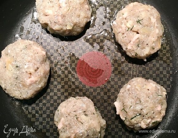 Теперь мокрыми руками формуем котлетки. Размер зависит от вашего вкуса. На сковороде разогреваем растительное масло и жарим котлетки с двух сторон. Котлеты готовятся очень быстро.