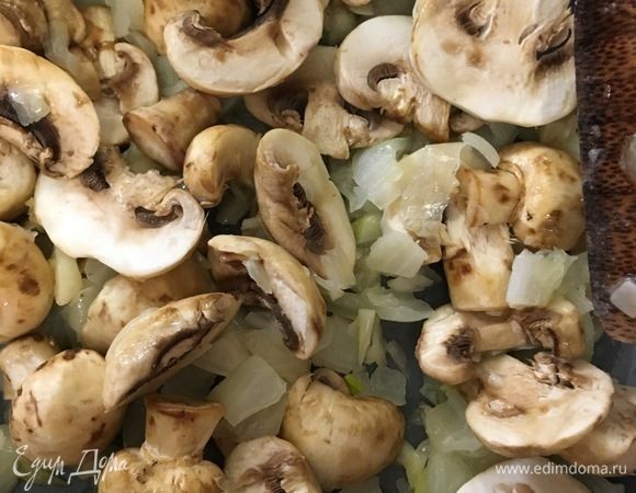 Но я на этом решила не останавливаться. Мне захотелось подать котлеты из щуки с необычным соусом из грибов, сливок и кедровых орешков. Для соуса сперва почистим небольшую луковицу. Мелко ее порубим. Чеснок измельчим и отправим на сковороду в разогретое растительное масло. Грибы (у меня шампиньоны) нарежем и отправим к луку и чесноку.