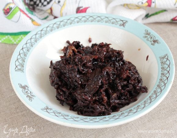 Чернослив без косточки (300 г) промыть и пропустить через мясорубку. Если пюрировать блендером, то стоит чернослив предварительно распарить, чтобы ему было легче измельчать, особенно если маломощный.