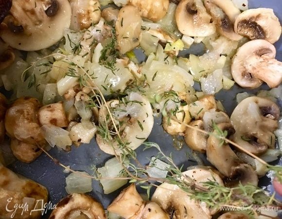 Грибы, как губка, то есть, сразу впитывают все ароматы, как только оказываются на горячей сковороде. Поэтому сразу солим и перчим и добавляем любых ароматных травок. У меня в данном случае тимьян.