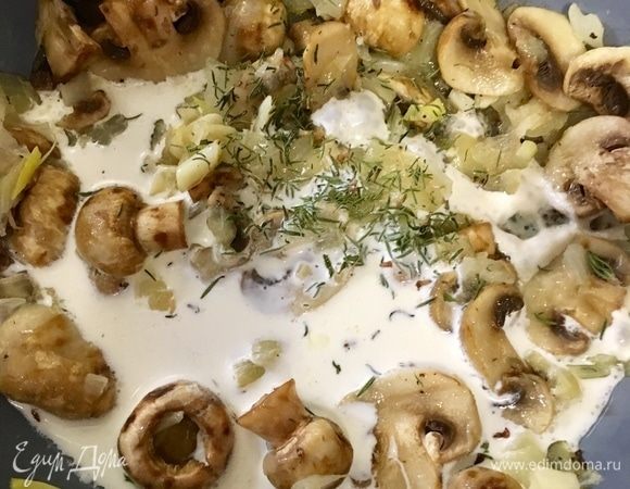 Все перемешиваем, даем овощам и грибам немного потушиться вместе и вливаем на сковороду сливки. Можно добавить больше или меньше сливок, все зависит от вашего предпочтения.