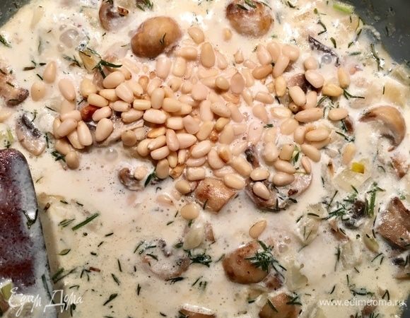 В самый последний момент, когда практически все готово, всыпаем горсть кедровых орешков. Соус готов!