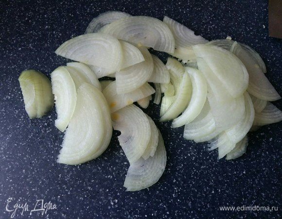Лук нарезать полукольцами.