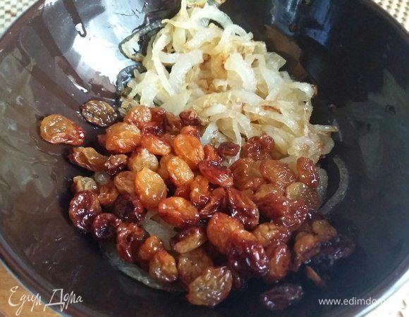 Выложить в тарелку к луку и забыть о них на время.