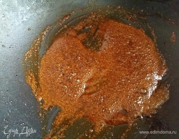 Добавить в сковороду все подготовленные специи и на тихом огне готовить, помешивая 1 минуту, пока специи не начнут отдавать свой аромат.