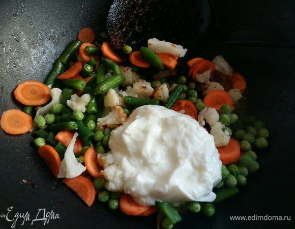 Добавить к специям все овощи, йогурт (я беру натуральный, в баночках), воды 4 ст. л.