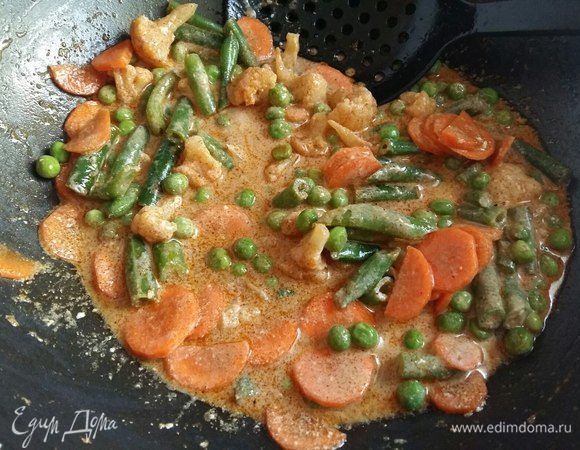 Все перемешать и на тихом огне при небольшом побулькивании готовить овощи под крышкой в течение 10 минут.