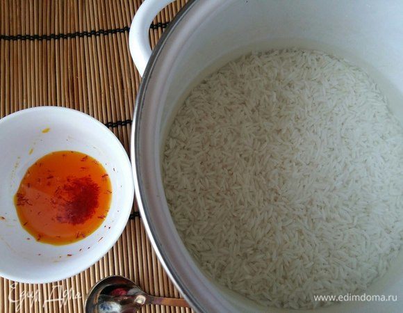 Параллельно промыть ароматный рис жасмин (в идеале басмати) до чистой воды, развести щепотку шафрана в мисочке для придания рису солнечного, яркого цвета. Залить водой рис в кастрюле.