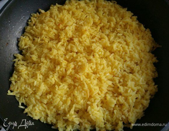 Овощи готовы (жидкость в овощах за это время не должна выкипеть), выложить сверху рис, накрыть крышкой и оставить на малом огне еще на 10 минут.