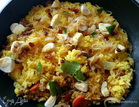 Украсить верх блюда дольками яиц, жареным луком и изюмом. Веточками петрушки либо кинзы.