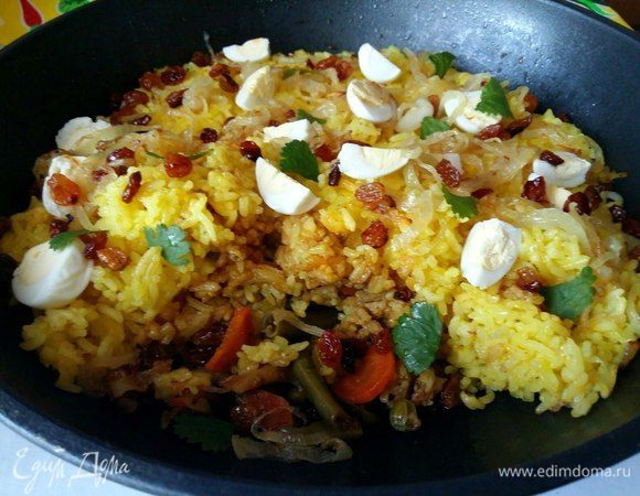 Сочетание сладкого изюма со специями и рисом с овощами замечательное. Рис от шафрана такой солнечный, красивый. Но можно, конечно, при отсутствии шафрана добавить куркуму, эта специя тоже хорошо красит рис в желтый цвет. Вам обязательно понравится. Как говорит мой сын, что он готов эту сковороду съесть за раз, так он любит это блюдо. Пробуйте и вы, вам обязательно понравится.