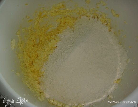 Всыпать муку и взбивать миксером (насадка крюки) минут 5 до однородной консистенции.