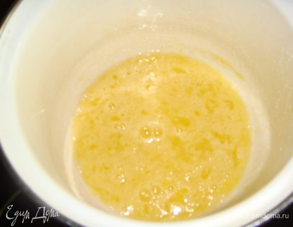Пока тесто охлаждается, приготовим заварной крем. В небольшой кастрюльке смешать венчиком яйца, сахар, ванильный сахар и крахмал до однородного состояния. 