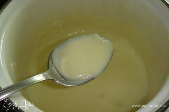 Влить молоко и поставить кастрюлю на плиту, довести до кипения, постоянно помешивая венчиком. Крем загустел, снимаем его с плиты и оставляем охлаждаться.