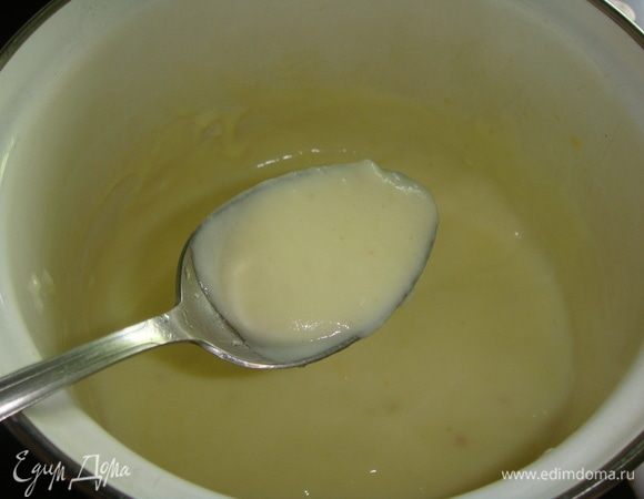 Влить молоко и поставить кастрюлю на плиту, довести до кипения, постоянно помешивая венчиком. Крем загустел, снимаем его с плиты и оставляем охлаждаться.