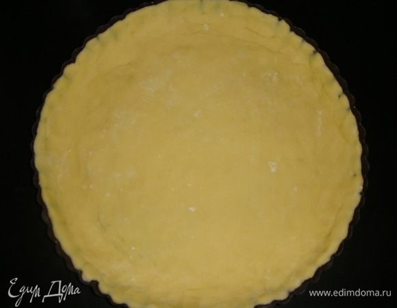 Выложить тесто в форму. Прижать его ко дну и бортам формы. Наколоть тесто вилкой в нескольких местах. Выпекать в разогретой до 200°С духовке 25–30 минут, до золотистого цвета.