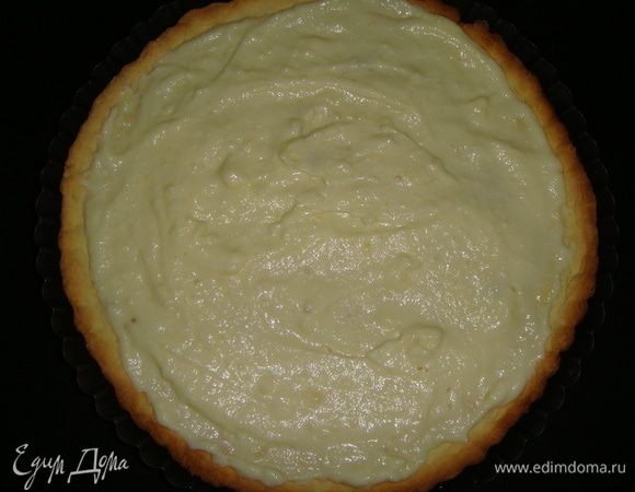 Выложить заварной крем и разровнять его.