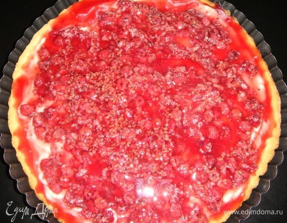 На крем вылить малиновую смесь и убрать в холодильник на ночь.