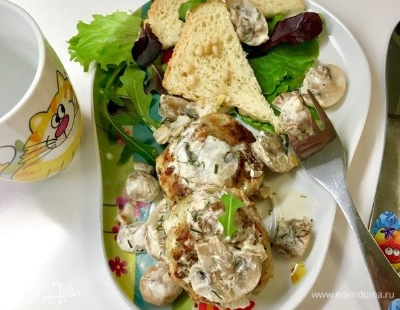 Мы завтракали по-простому. Хлебушек, прямо на него немного сливочно-грибного соуса, и котлетки! Сливочный соус, нежный и насыщенный ароматами, прекрасно дополнил рыбный вкус котлет и придал им еще большую сочность. Вот такой мужской завтрак у меня получился.