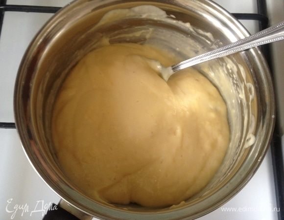 Уменьшите огонь, добавьте в сотейник взбитые желтки и варите на медленном огне до загустения, постоянно помешивая. Остудите.