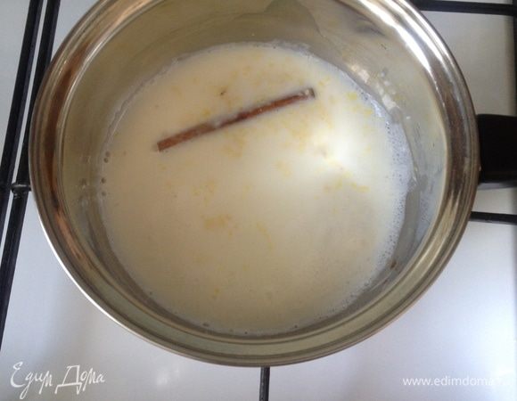 В сотейник влейте молоко, добавьте корицу, ванилин, цедру лимона и доведите до кипения.