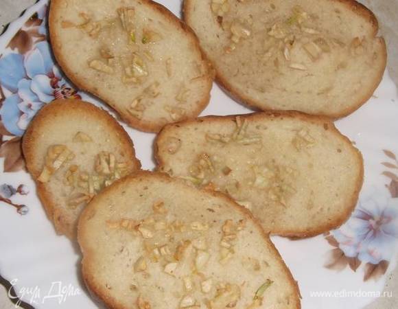 В духовке подсушить хлеб с чесноком.