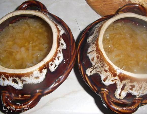 Суп выключить и разлить в порционную жаропрочную посуду.