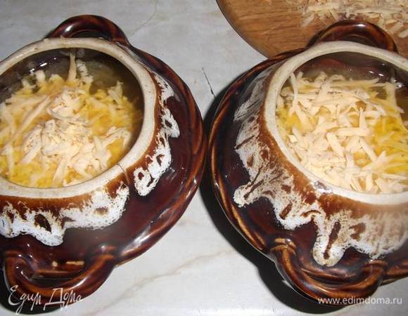 Посыпать натертым на крупной терке сыром.