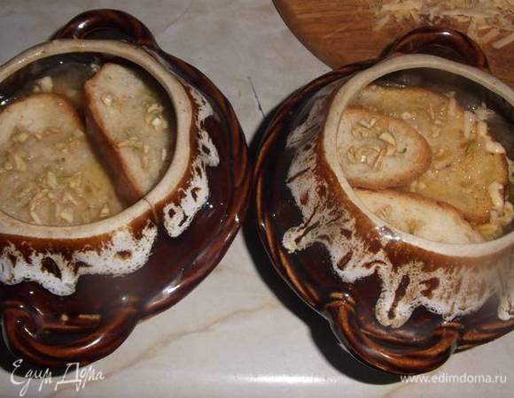 Поверх выложить гренки.