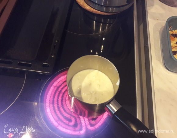Сливки и молоко соединить в сотейнике и нагреть почти до кипения, но не кипятить.