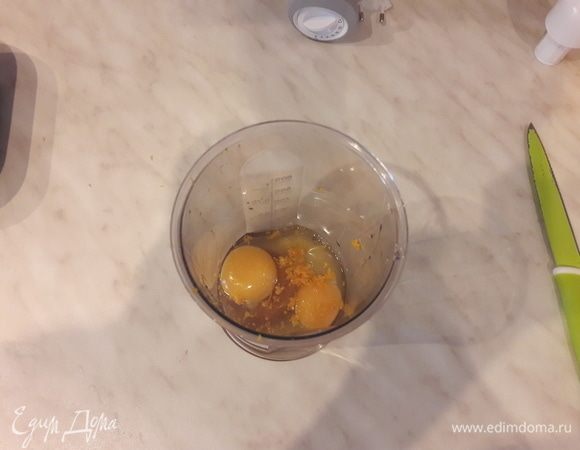 Яйца, сахар, мед, апельсиновую цедру от половины апельсина и корицу поместить в емкость для взбивания.