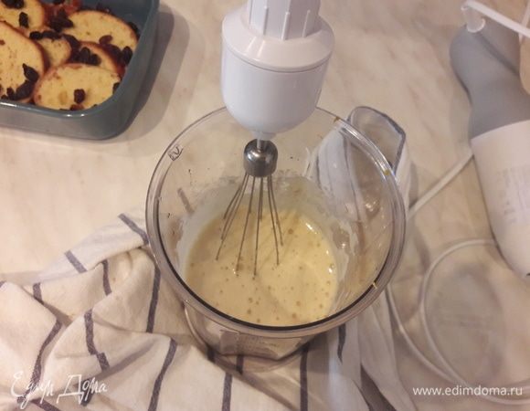 С помощью блендера на высокой скорости взбить все в пышную массу в течение 3–5 минут.