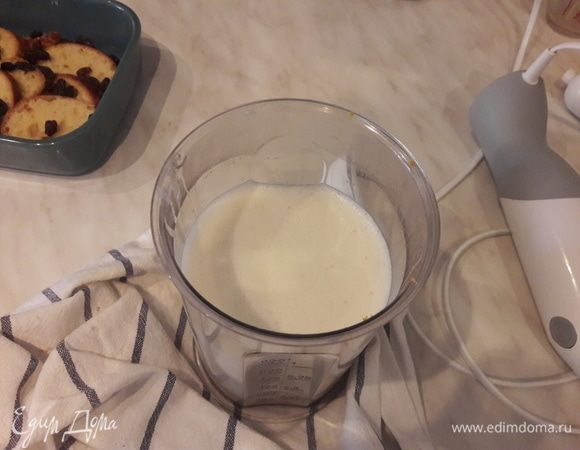 Снизить скорость взбивания и тонкой струйкой вливать горячую молочно-сливочную смесь в яичную, постоянно взбивая массу до однородности.