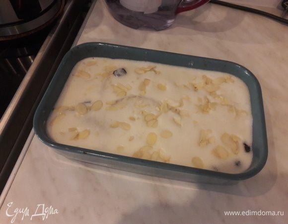 Равномерно распределить получившуюся массу в форме поверх бриошей и изюма, чтобы они полностью были покрыты, и посыпать миндальными лепестками.