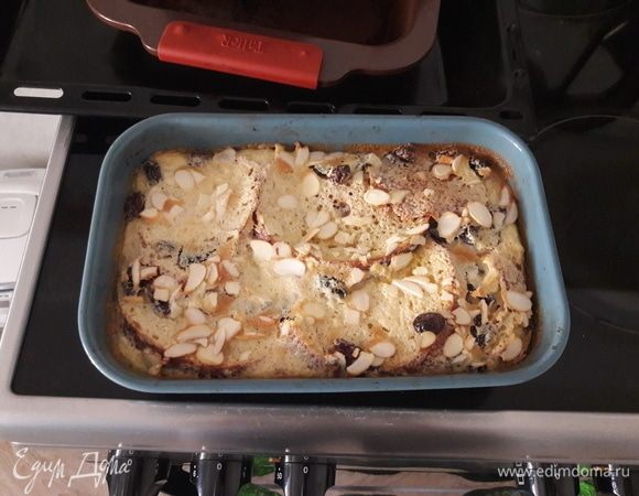 Готовый пудинг должен зарумяниться и пружинить на ощупь.