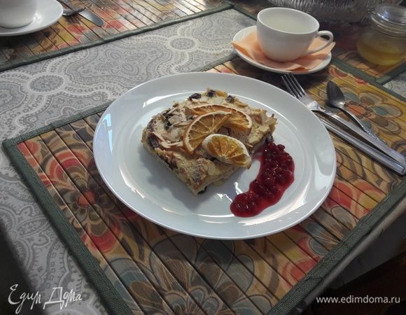 Пудинг стоит подавать почти сразу, чуть остывшим, но достаточно теплым. Сервировать вареньем из красной смородины или любым другим ягодным вареньем или соусом.
У меня еще сохранились чипсы из апельсина, которые я сушила сама, поэтому еще решила украсить ими дополнительно. 
Приятного аппетита!