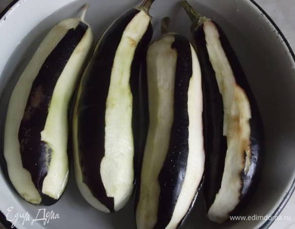 Баклажаны помыть, почистить полосками, хвостики оставить. Замочить в соленой воде на 30–40 минут.