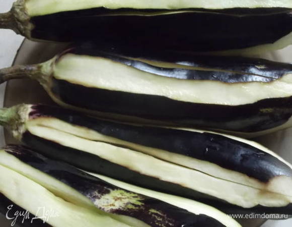 Воду слить, разрезать баклажаны вдоль с одной стороны. Как бы карманом.